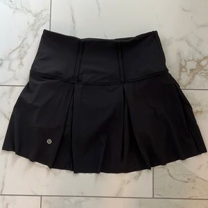 Black lululemon skirt size 4